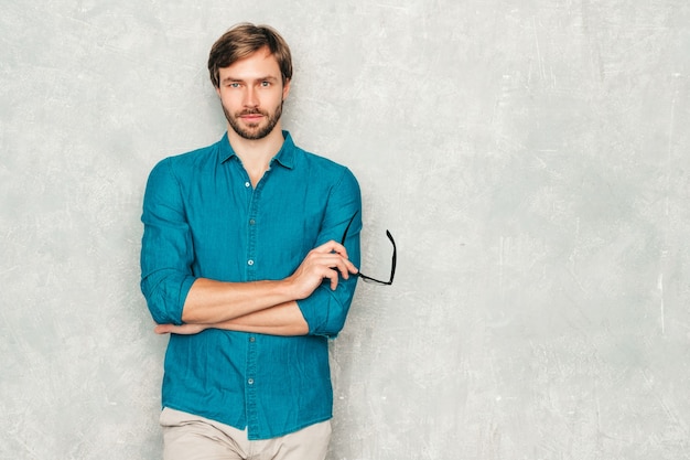 Portrait d'un beau modèle d'homme d'affaires lumbersexual hipster confiant portant des vêtements de chemise jeans décontractés.