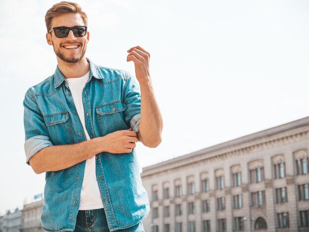 Portrait de beau modèle d'homme d'affaires lumbersexual hipster élégant souriant. Homme vêtu de vêtements veste jeans.