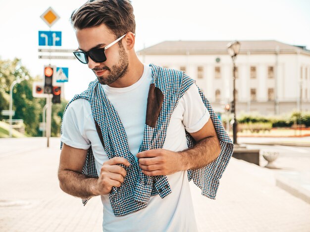 Portrait de beau modèle lambersexual hipster élégant et confiant