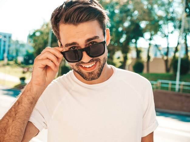 Portrait de beau modèle lambersexual hipster élégant souriant