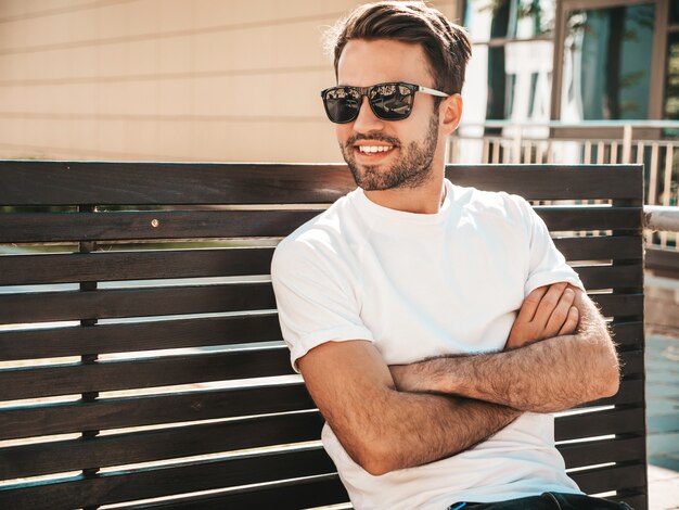 Portrait de beau modèle lambersexual hipster élégant souriant