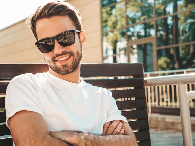 Portrait de beau modèle lambersexual hipster élégant souriant