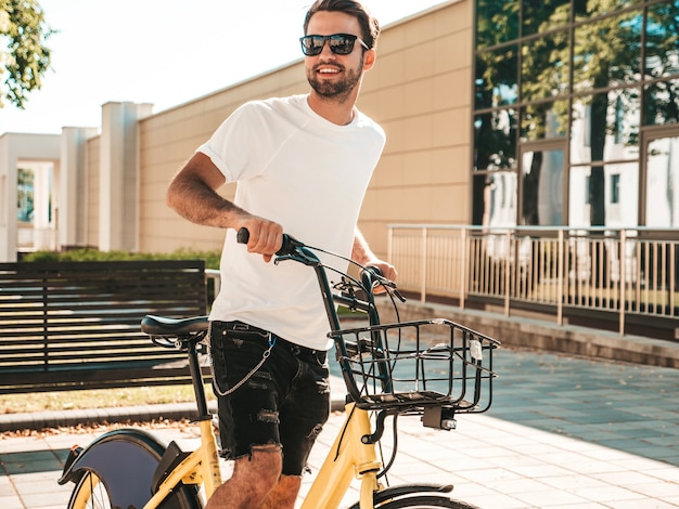 Portrait de beau modèle lambersexual hipster élégant souriant