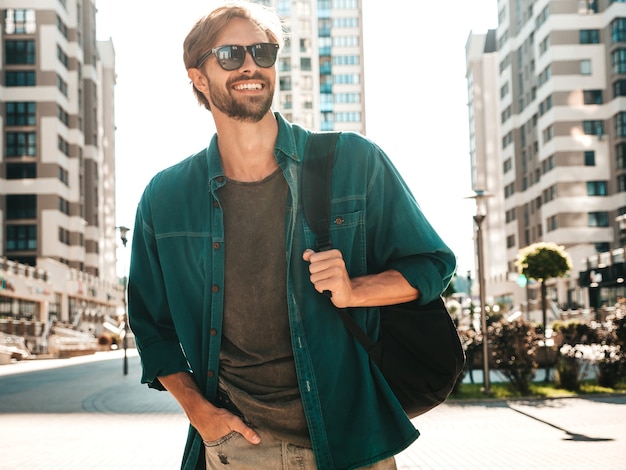 Portrait de beau modèle lambersexual hipster élégant souriant