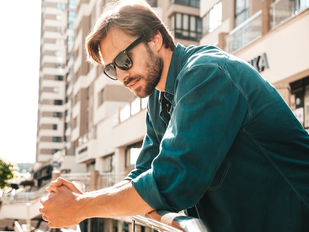 Portrait de beau modèle lambersexual hipster élégant souriant