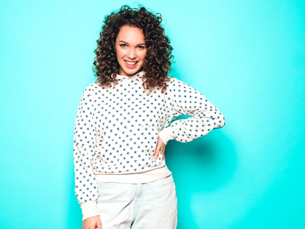 Portrait de beau modèle souriant avec coiffure afro curls vêtu de vêtements d'été hipster.Tendance femme drôle et positive en sweat à capuche blanc