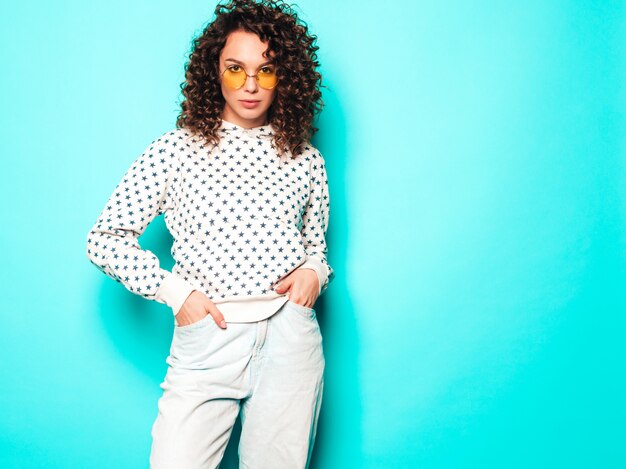 Portrait de beau modèle souriant avec coiffure afro curls vêtu de vêtements d'été hipster.Tendance femme drôle et positive en sweat à capuche blanc