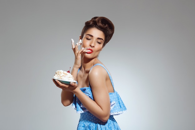 Portrait, de, beau, pin-up, femme mange, gâteau