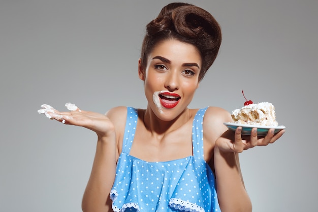 Portrait, de, beau, pin-up, femme mange, gâteau