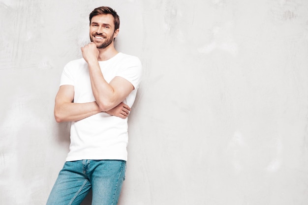 Portrait, de, beau, souriant, élégant, hipster, lambersexual, modèle, sexy, homme, habillé, dans, t-shirt, et, jeans, mode, mâle, isolé, sur, mur bleu, dans, studio