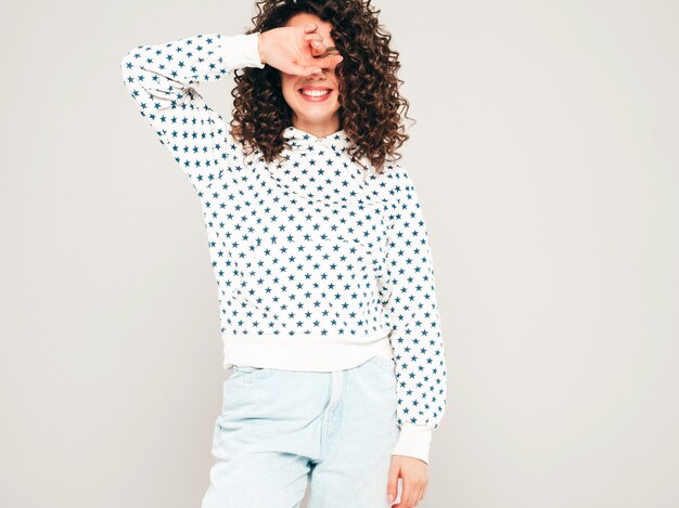 Portrait, de, beau, sourire, modèle, à, afro, boucles, coiffure, habillé, dans, été, hipster, vêtements., Sexy, insouciant, girl, poser, sur, gris, backgroundl.