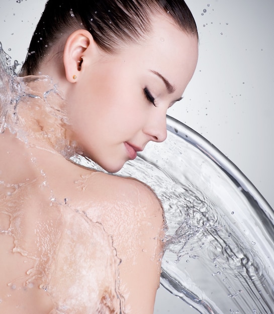 Photo gratuite portrait de beau visage de femme avec de l'eau propre