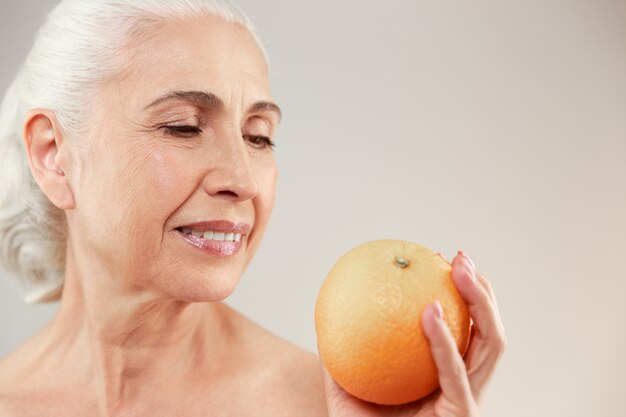 Portrait de beauté d'une belle femme âgée à moitié nue