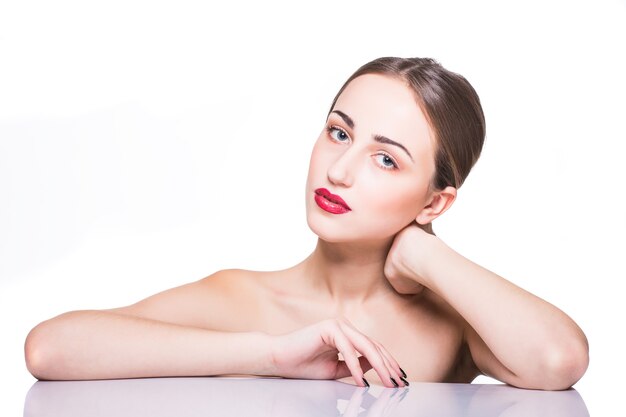 Portrait de beauté. Belle femme spa touchant son visage. Peau fraîche parfaite. Fille de modèle de beauté pure.