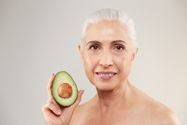 Portrait de beauté d'une femme âgée à moitié nue souriante