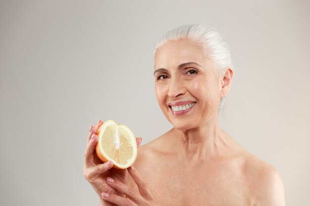 Portrait de beauté d'une femme âgée à moitié nue souriante