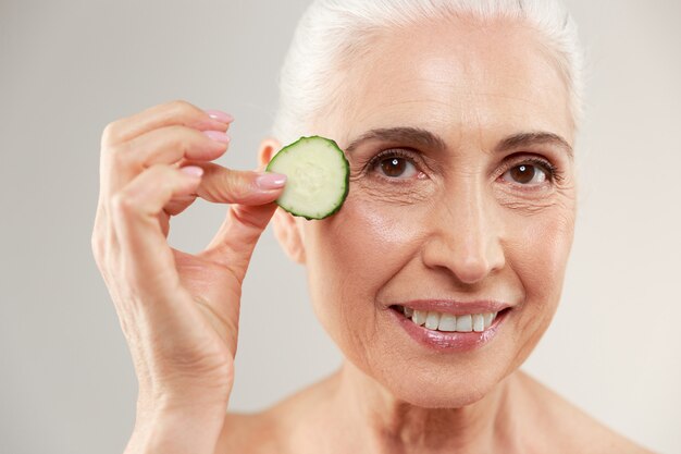 Portrait de beauté d'une femme âgée à moitié nue souriante