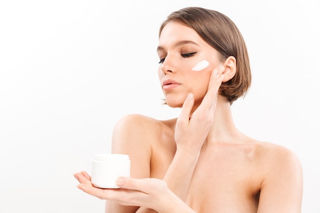 Portrait de beauté d'une femme en bonne santé à moitié nue