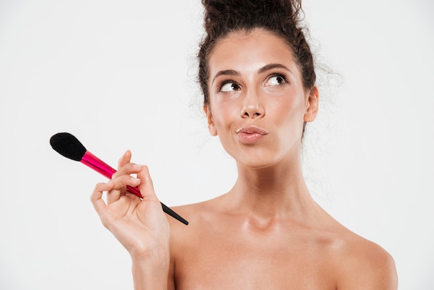 Portrait de beauté d'une femme brune pensive