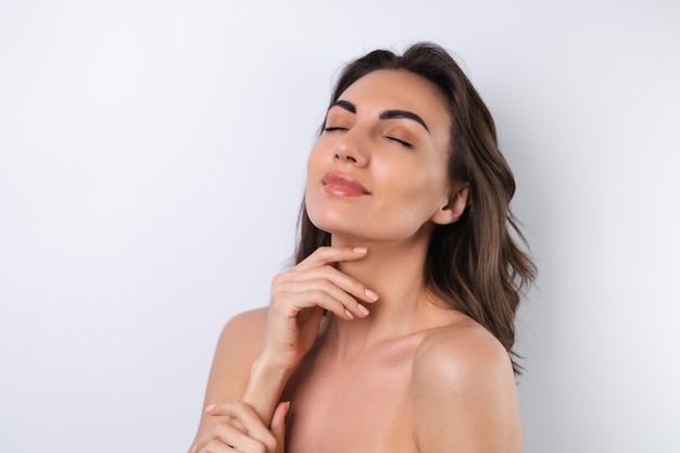 Portrait de beauté en gros plan d'une femme aux seins nus avec une peau parfaite et un maquillage naturel