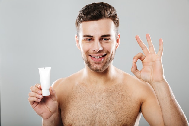 Portrait de beauté d'un homme à moitié nu souriant