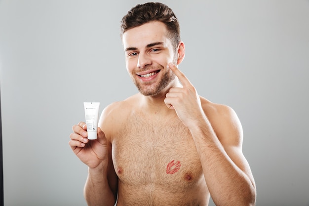 Photo gratuite portrait de beauté d'un homme à moitié nu souriant