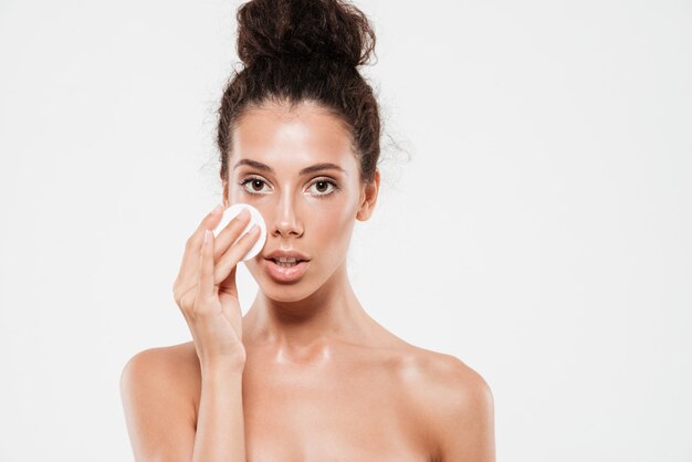 Portrait de beauté d'une jeune femme brune