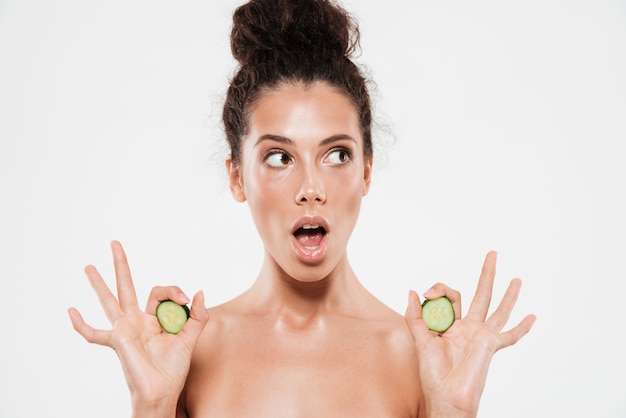 Photo gratuite portrait de beauté d'une jeune femme joyeuse