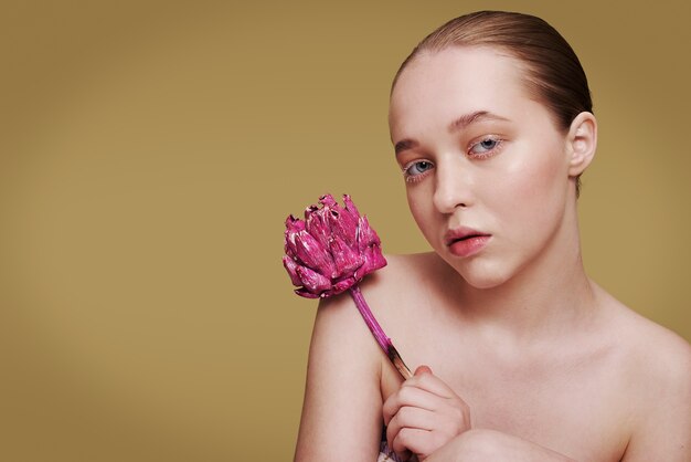 Photo gratuite portrait de beauté de jeune femme avec plante