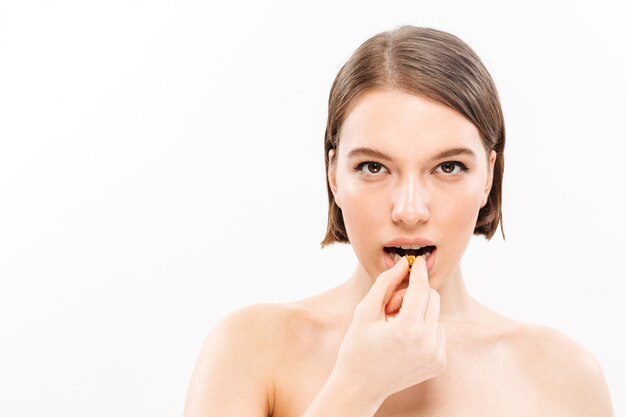 Portrait de beauté d'une jeune femme torse nu