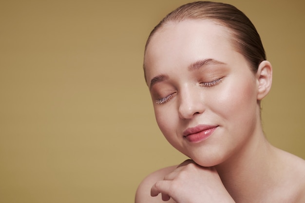 Photo gratuite portrait de beauté de jeune femme