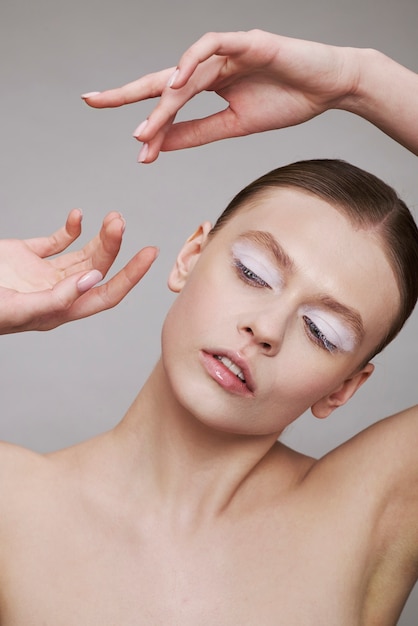 Portrait de beauté de jeune femme