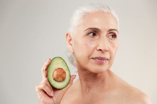 Portrait de beauté d'une jolie femme âgée à moitié nue