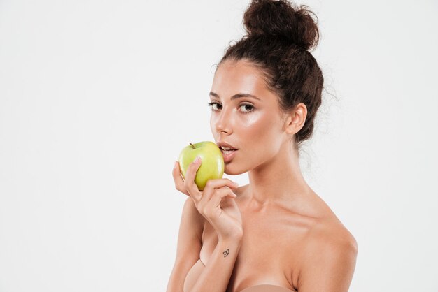 Portrait de beauté d'une jolie femme brune à la peau douce