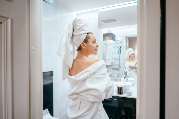 Portrait de beauté de jolie femme habiller une serviette de bain blanche