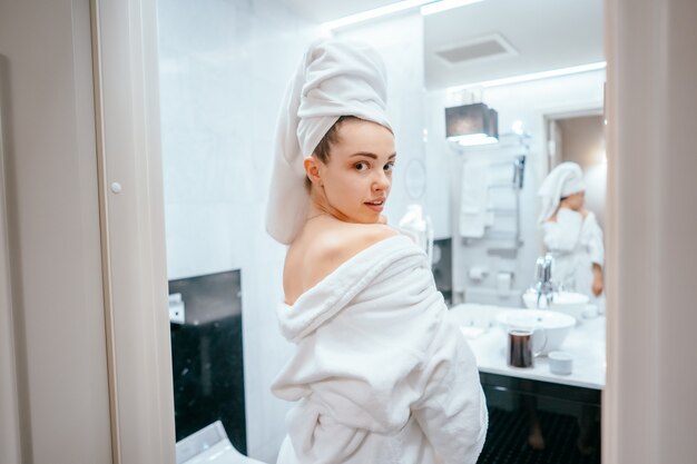 Portrait de beauté de jolie femme habiller une serviette de bain blanche