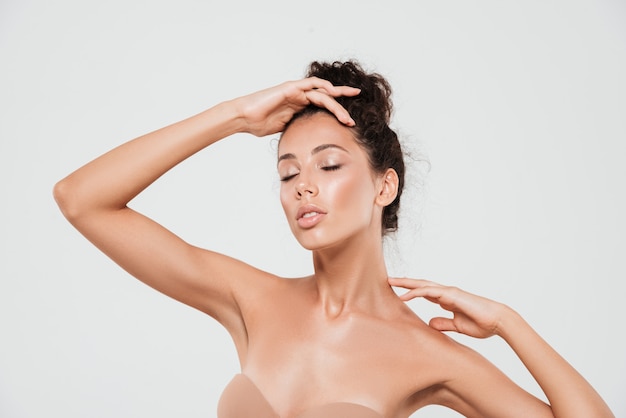 Portrait de beauté d'une jolie jeune femme avec une peau saine