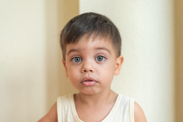 Portrait de bébé aux yeux bleus avec une expression calme