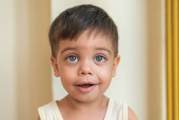 Portrait de bébé aux yeux bleus à la recherche avec une expression calme