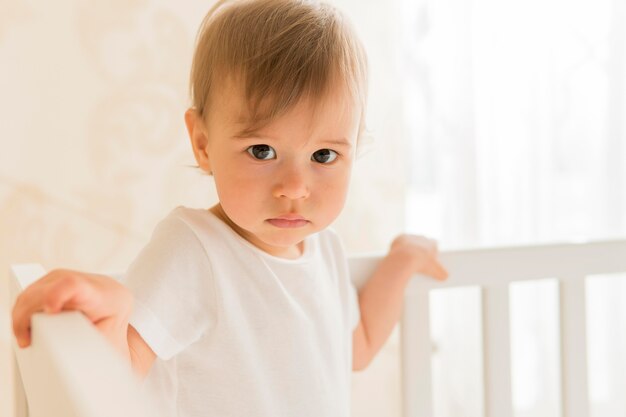 Portrait de bébé mignon dans un berceau