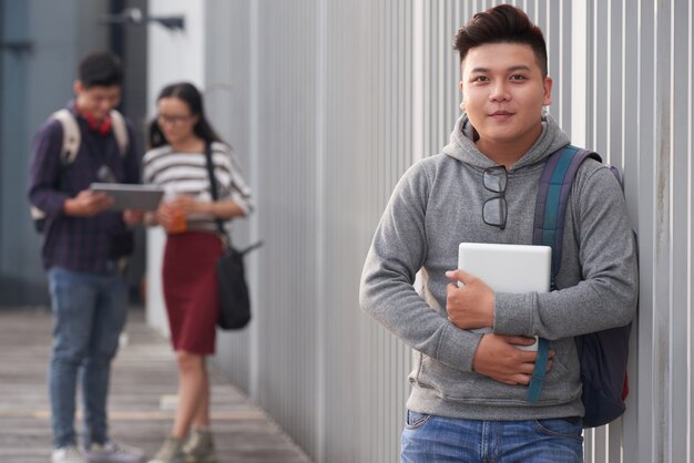 Portrait de bel étudiant asiatique