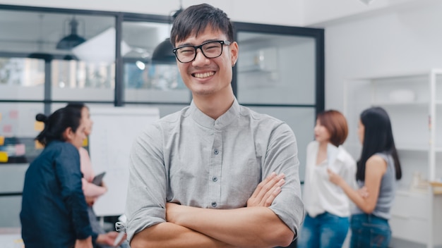 Portrait d'un bel homme d'affaires exécutif réussi, vêtements décontractés intelligents, regardant la caméra et souriant