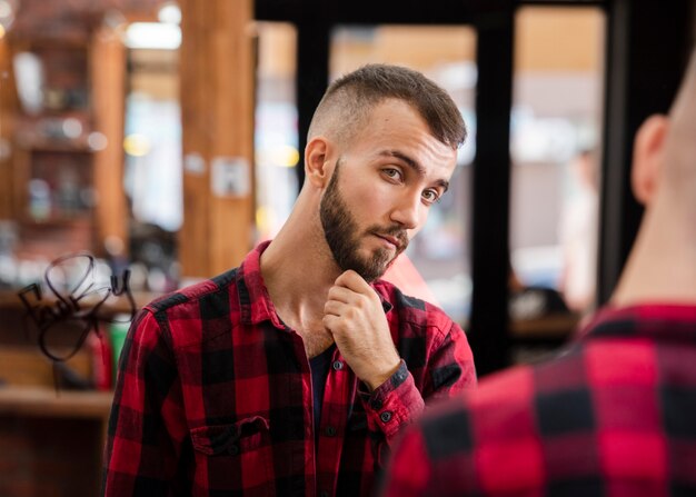 Portrait de bel homme après la coupe de cheveux