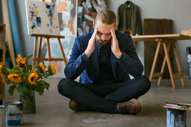 Portrait d'un bel homme barbu dans un studio d'art