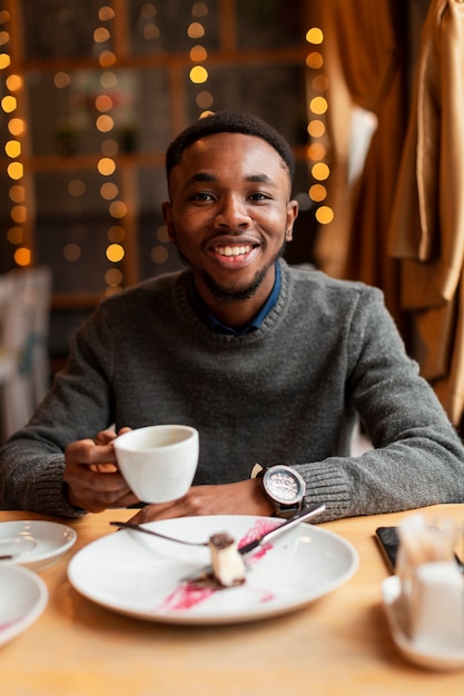 Portrait bel homme buvant du café