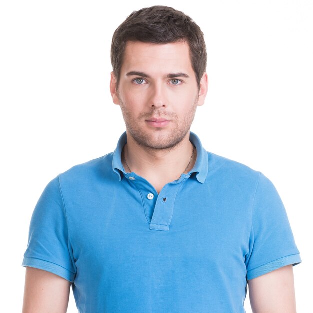 Portrait de bel homme en chemise bleue - isolé sur blanc.