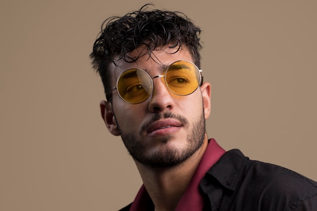 Photo gratuite portrait d'un bel homme cool avec des lunettes de soleil