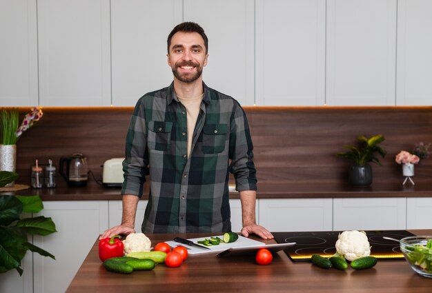 Portrait de bel homme en cuisine