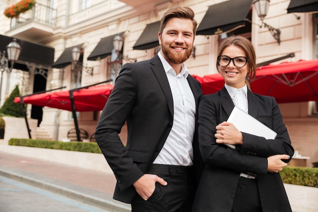 Portrait d'un bel homme et femme portant des vêtements intelligents