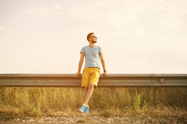 Portrait de bel homme en plein air avec un filtre instagram vintage rétro